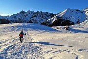 82 Pista di fondo con vista sulla costiera Tre Signori-Trona e sul Monte Avaro a dx